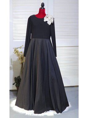 NWT Mac Duggal Women's Black Taffeta Ballgown 3D Rhinestone Flower Size 14 2809